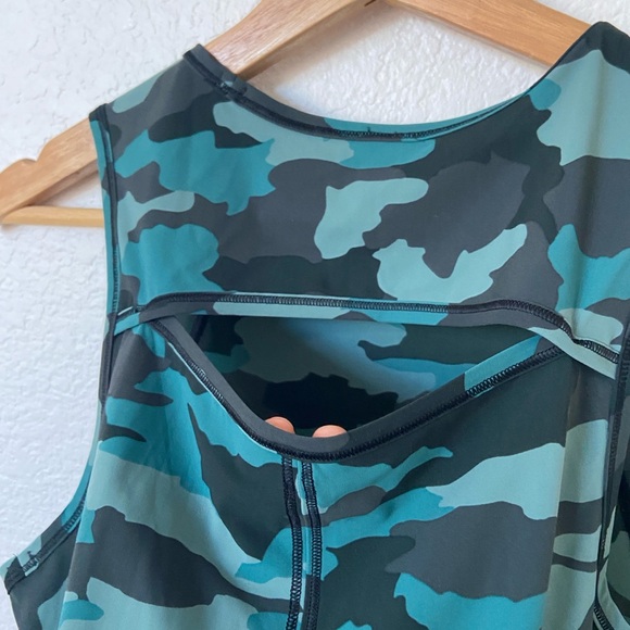 EUC Lululemon Sculpt Cropped Tank Size 4 Teal Camo hctt rnfg - Picture 6 of 6